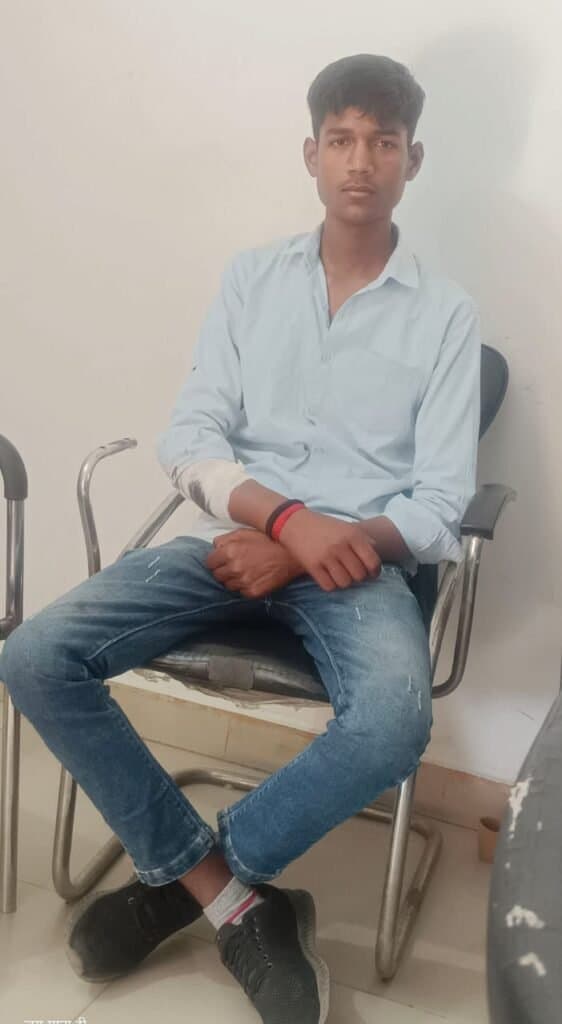परीक्षा देकर आ रहे छात्र के साथ की मारपीट