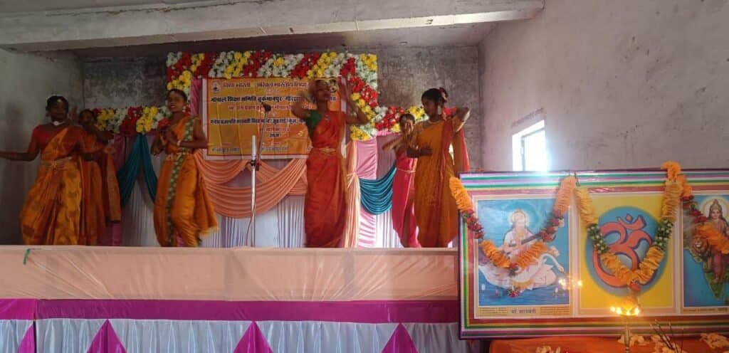 वार्षिकोत्सव में छात्र छात्राओं ने नृत्य प्रस्तूत कर सबका मन मोहा