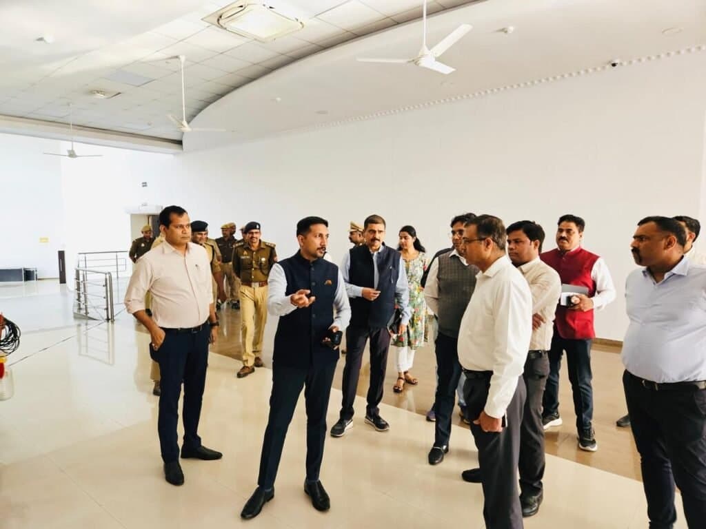 लखनऊ डीएम विशाख जी. अय्यर ने 6 मार्च को होने वाली आबकारी ई लॉटरी प्रक्रिया का किया निरीक्षण