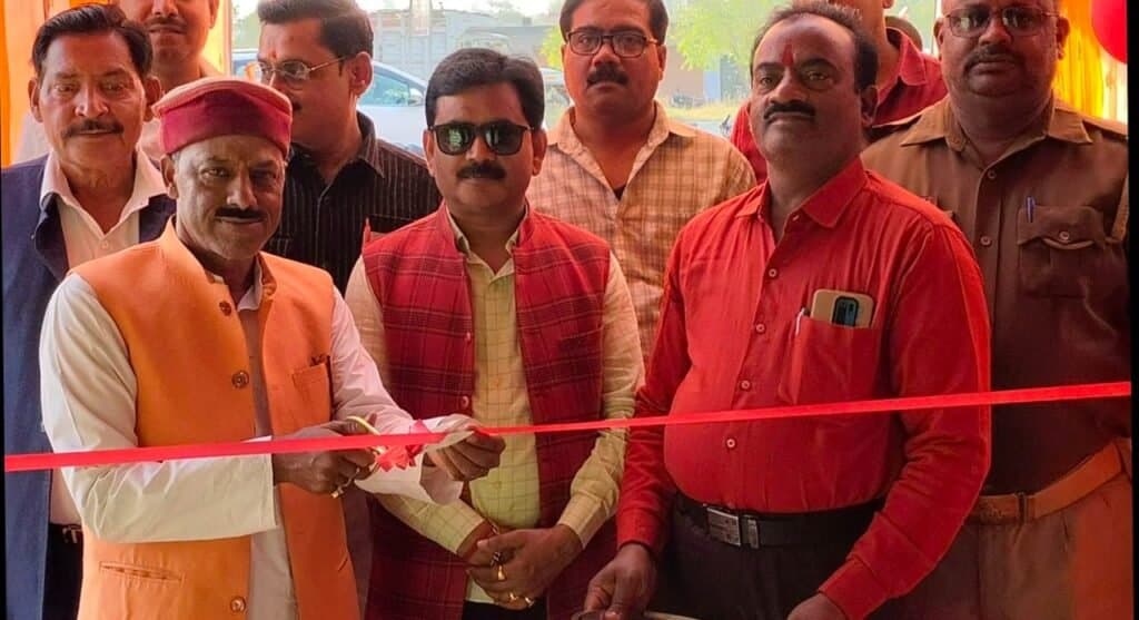 कोका कोला एजेंसी का चेयरमैन प्रतिनिधि ने फीता काटकर किया उद्घाटन