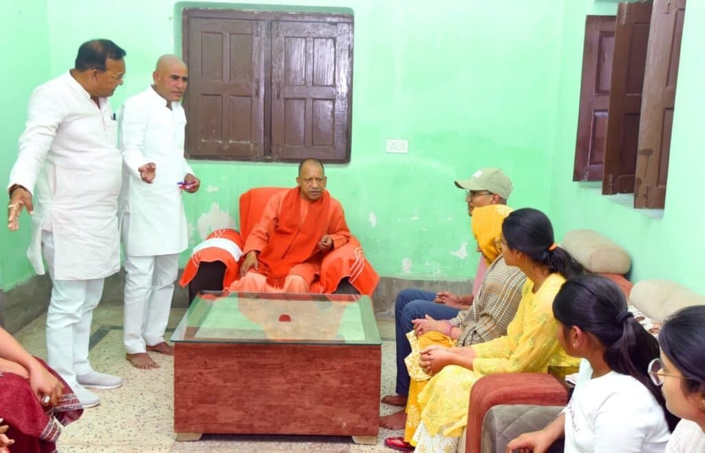 सीएम योगी ने बुढ़ियाबारी के उमेश यादव के परिजनों को बंधाया ढांढस