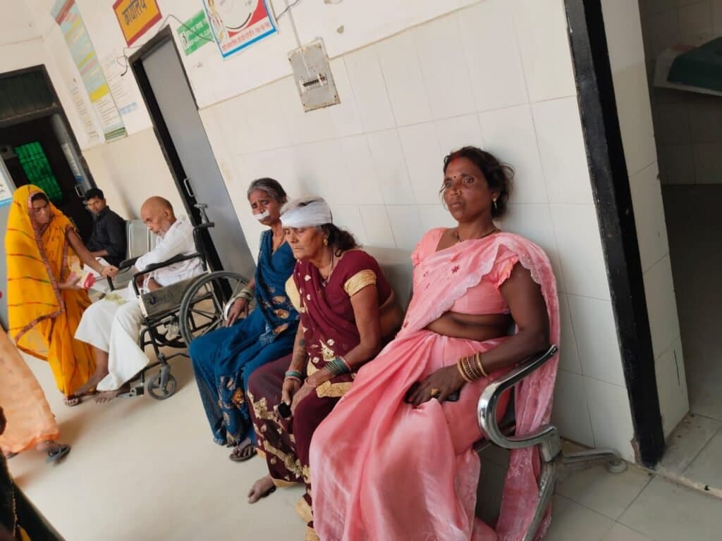 ई – रिक्शा पलटा, बुजुर्ग महिला की मौत दर्जनभर यात्री घायल