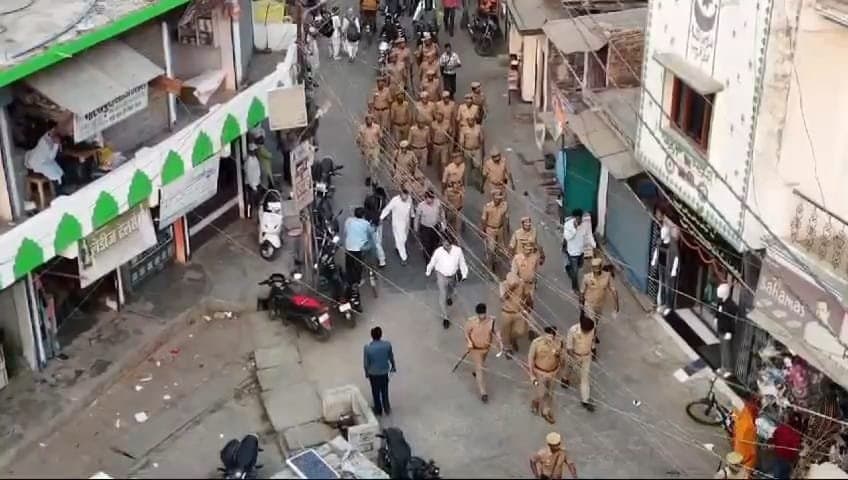एसएसपी ने पिपराइच कस्बे में किया फ्लेग मार्च ड्रोन कैमरे से की निगरानी
