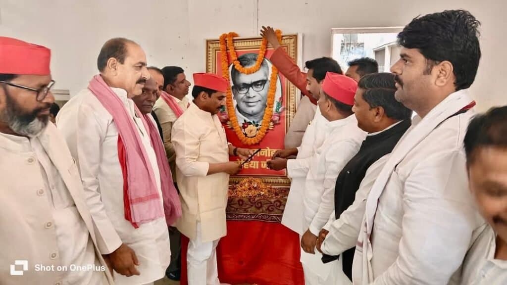 सपा कार्यालय गोरखपुर में राम मनोहर लोहिया की जयंती मनाई गई