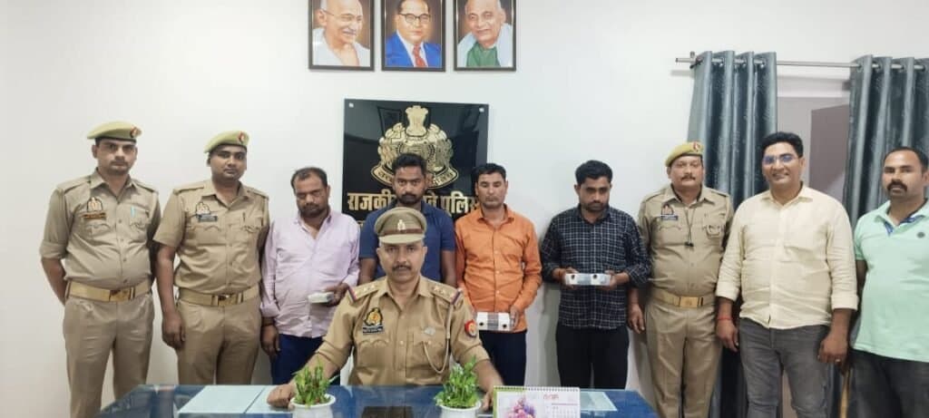 रेलवे स्टेशन और ट्रेनों में चोरी करने वाले चार आरोपी गिरफ्तार