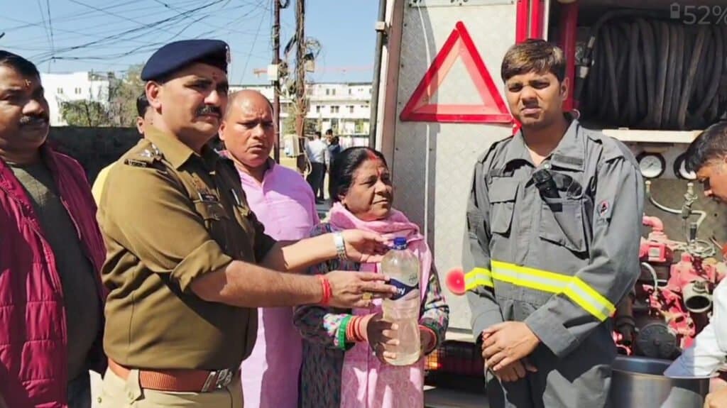 महाकुंभ से गंगाजल लेकर गोरखपुर पहुंची दमकल गाड़ियां, पुलिसकर्मियों के परिवारों में खुशी