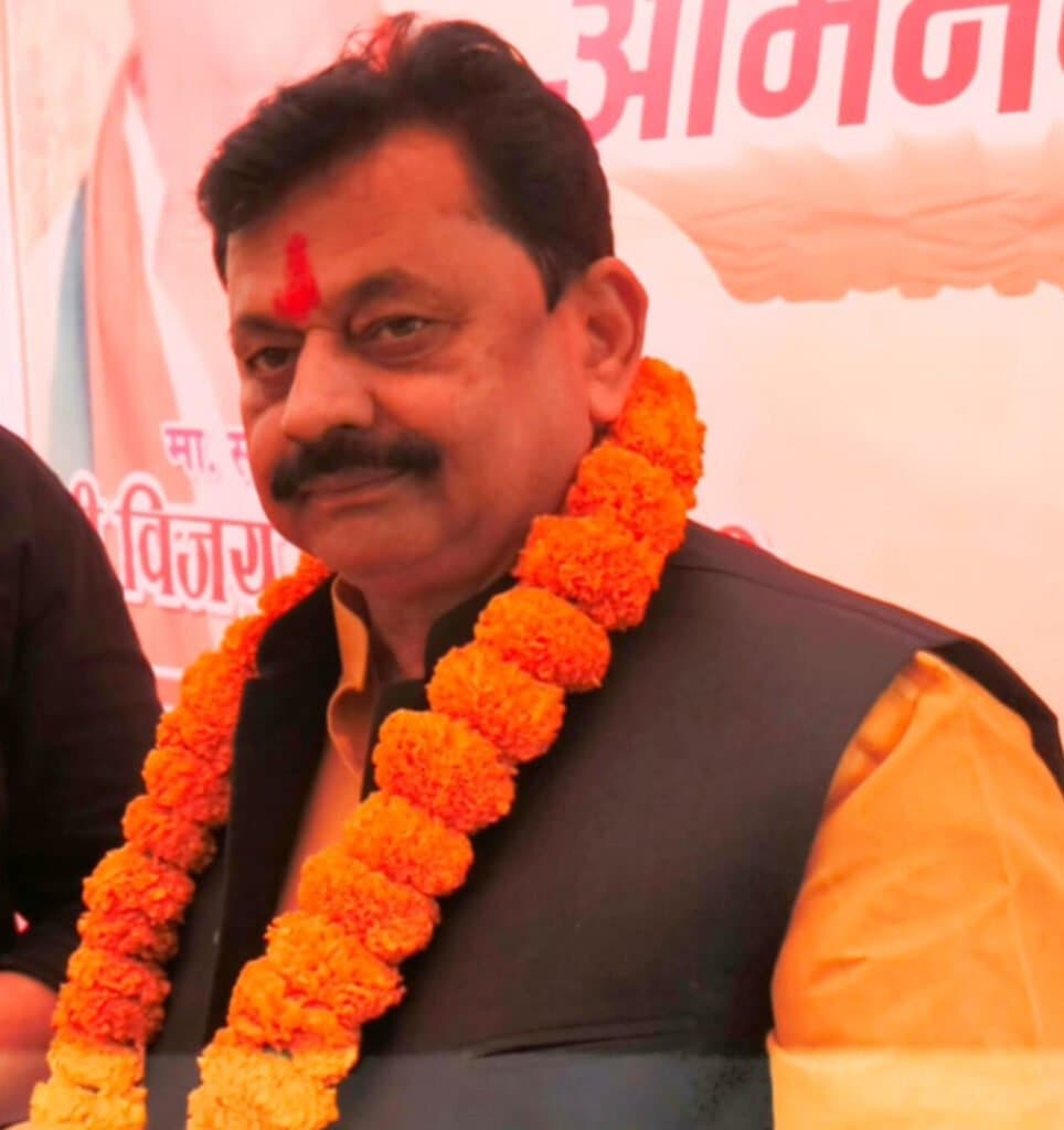 कुशीनगर के सांसद विजय दुबे ने क्षेत्र में विद्युत वितरण को और सूर्य ग्रहण करने के लिए किया विभिन्न योजनाओं का उद्घाटन