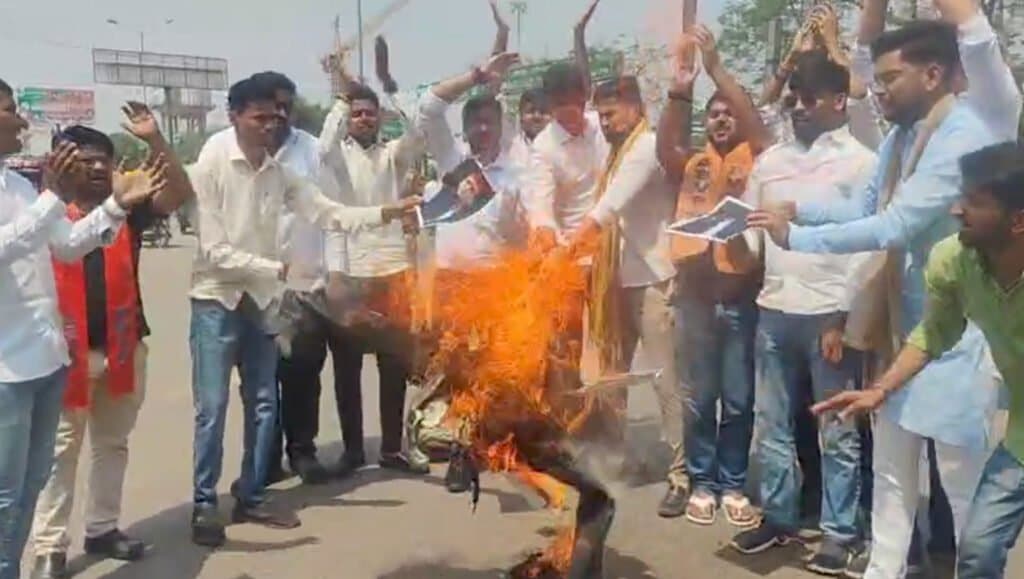 राणा सांगा पर अभद्र टिप्पणी के विरोध में विद्यार्थी परिषद का उग्र प्रदर्शन, रामजी लाल का पुतला हुआ दहन