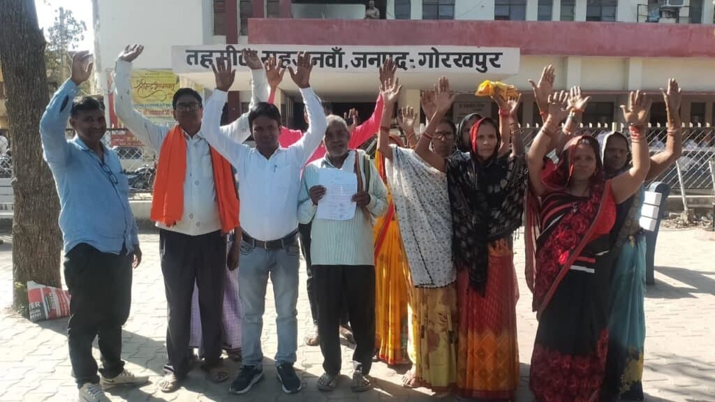 सड़क पर अतिक्रमण हटाने को लेकर ग्रामीणों ने किया प्रदर्शन