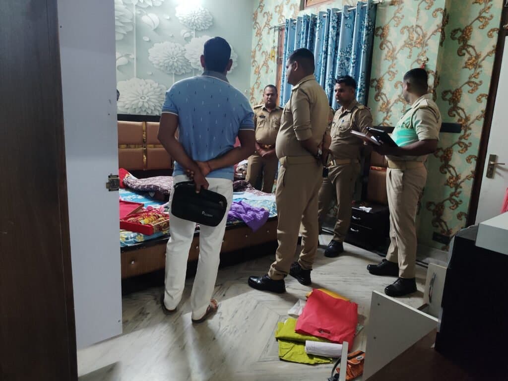 चोरों ने खिड़की का ग्रील तोड़कर नकदी और लाखों के जेवर की चोरी
