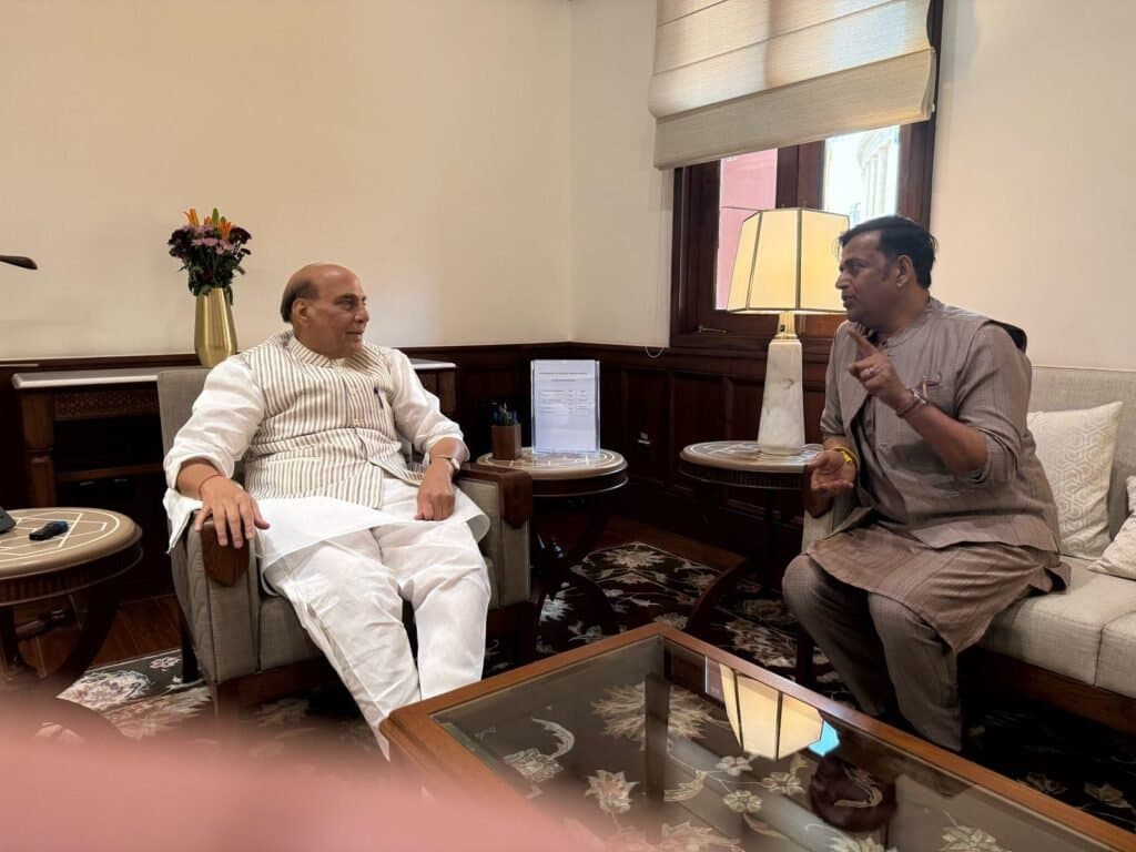 गोरखपुर एयरपोर्ट को 24 घंटे उड़ान सेवा की मांग, सांसद रवि किशन ने रक्षा मंत्री से की मुलाकात