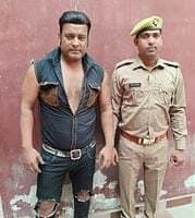 नकली सलमान खान को पुलिस ने रिवॉल्वर लेकर रात डेढ़ बजे रील बनाते हुए पकड़ा
