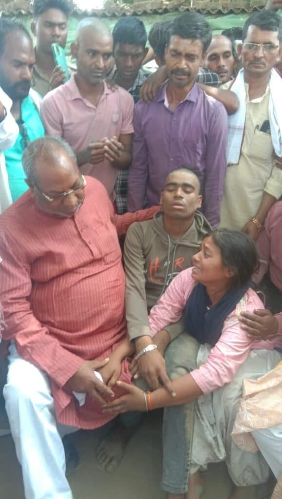 दोहरे निषाद हत्याकांड के पीड़ित परिजनों से निषाद पार्टी राष्ट्रीय अध्यक्ष ने की मुलाक़ात