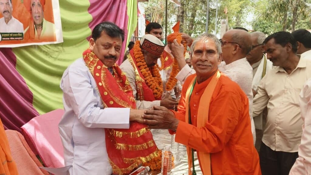 कुशीनगर सांसद विजय दुबे बेदुबार में मां सोनमति मंदिर में विभिन्न विकास लोकार्पण कार्यक्रमों में हुए सम्मिलित