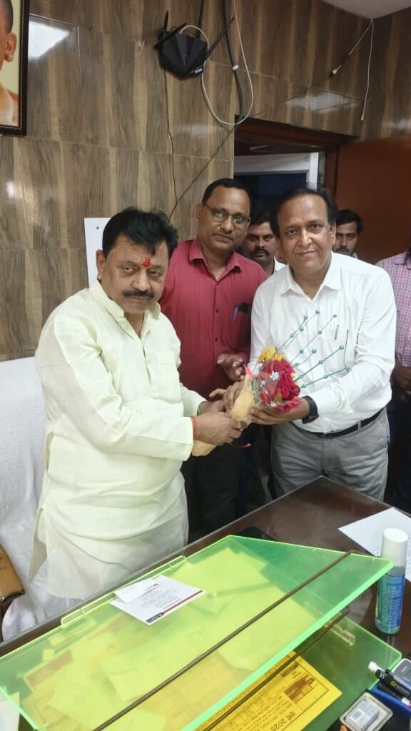 कुशीनगर के सांसद विजय दुबे ने छह नई एंबुलेंसों को किया रवाना