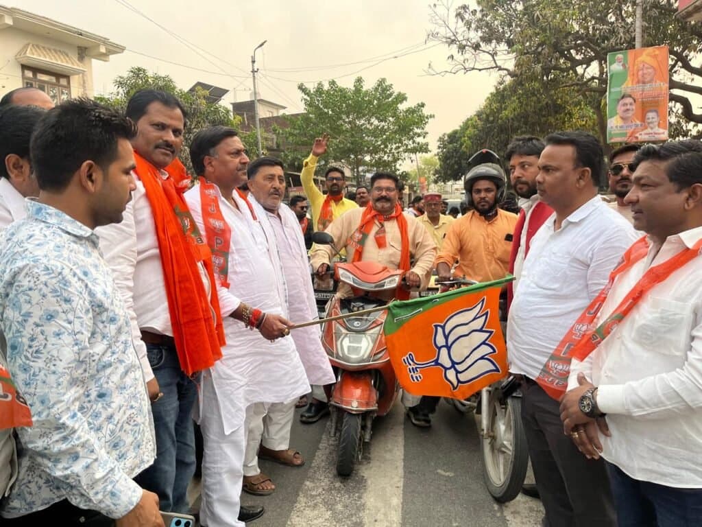 प्रदेश सरकार के आठ वर्ष पूर्व होने पर निकाली गई रैली, क्षेत्रीय विधायक ने बाइक रैली को दिखाई झंडी