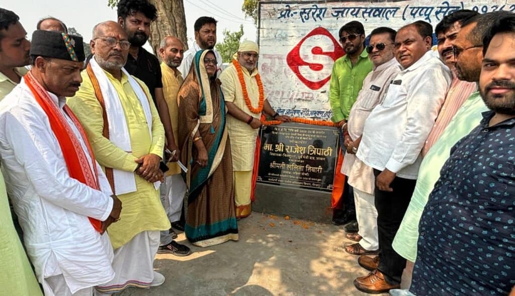 राजेश त्रिपाठी ने सेमरी में किया सीसी रोड का उद्घाटन