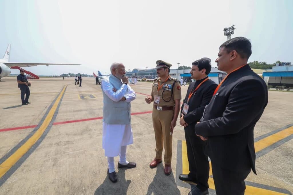पीएम मोदी ने ली एयरपोर्ट पर उतरते ही कुछ दिन पूर्व हुए बलात्कार की घटना की जानकारी और निर्देशित किया प्रशासनिक अधिकारियों को