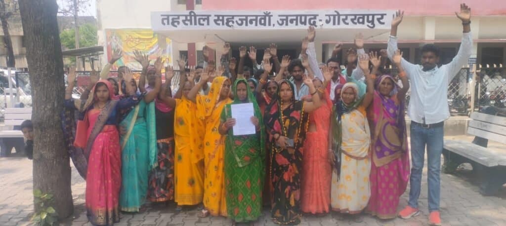 आबादी की भूमि पर अवैध कब्जे को लेकर ग्रामीणों ने किया प्रदर्शन सौंपा ज्ञापन