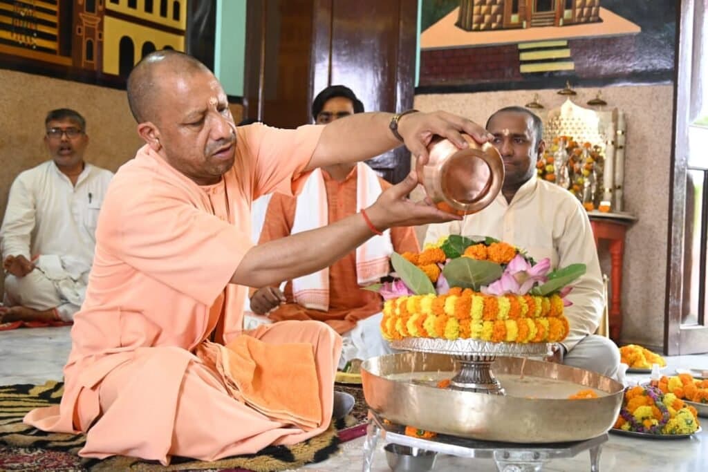 रुद्राभिषेक कर सीएम योगी ने की चराचर जगत के कल्याण की कामना