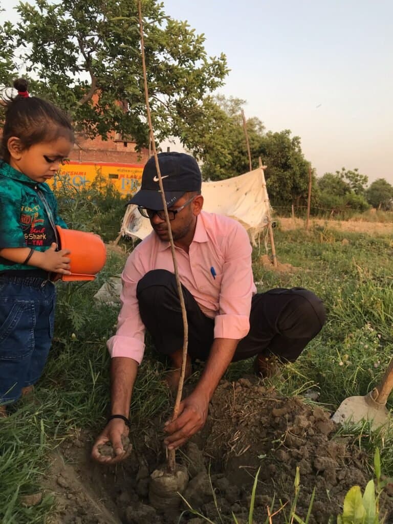 पौधे रोपित कर पंडित तारकेश्वर मिश्र का मनाया गया पुण्यतिथि