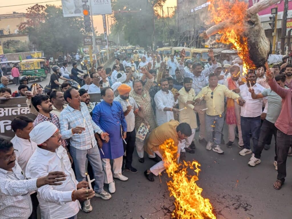मान्यता प्राप्त पत्रकार समिति ने निकाला कैंडल मार्च, दिवंगत आत्माओं को दी श्रद्धांजलि