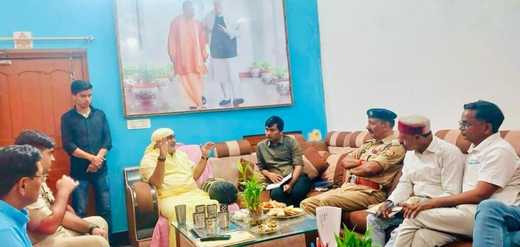 चिल्लूपार विधायक ने की तहसील के आला अधिकारियों के साथ बैठक