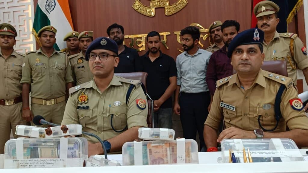 अलमारी का ताला खोलकर सोने के जेवरों और नगदी की चोरी करने वाले चार अभियुक्तों को एम्स पुलिस ने किया गिरफ्तार