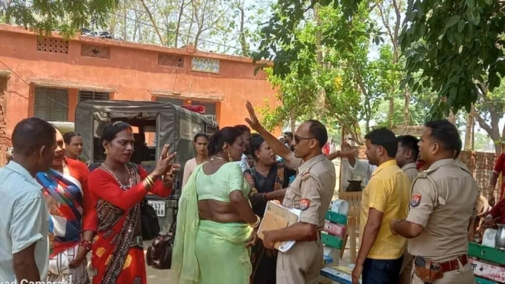 गोरखपुर में किन्नर पर हमला, गुस्साए साथियों ने जमकर किया हंगामा, अफसरों को घेरा