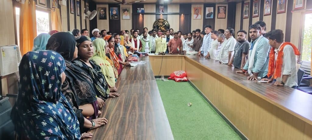दो वर्ष पूरे होने पर उत्कृष्ट कर्मियों को दिया प्रोत्साहन: बड़हलगंज नगर पंचायत