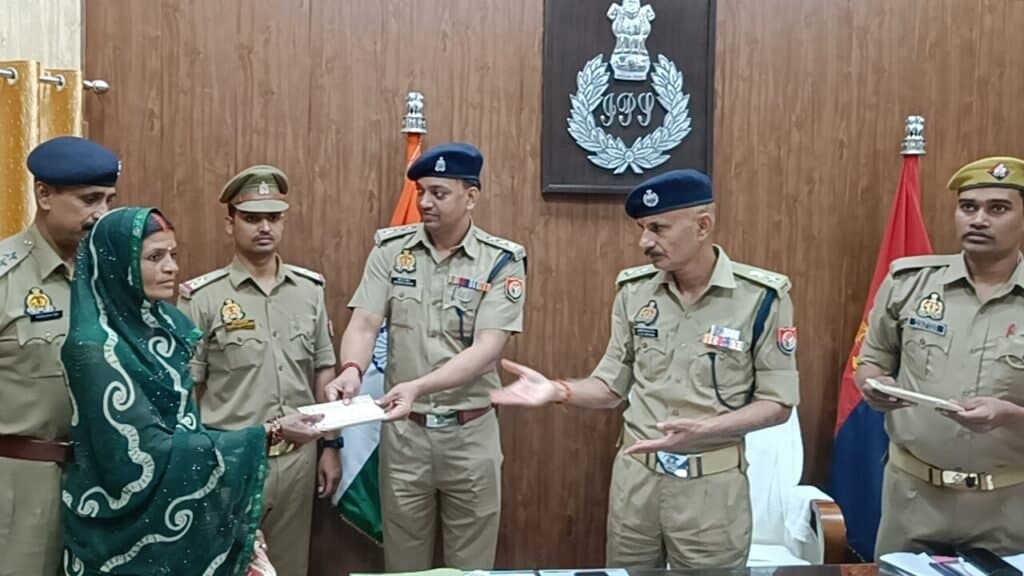 जीआरपी 35 लाख का 240 मोबाइल बरामद कर मोबाइल स्वामियों को किया सुपुर्द