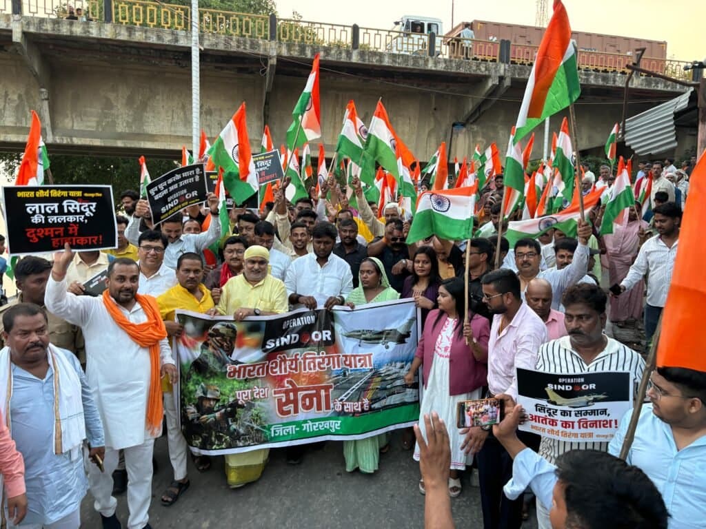 चिल्लूपार विधायक के नेतृत्व मे निकाली गई तिरंगा यात्रा