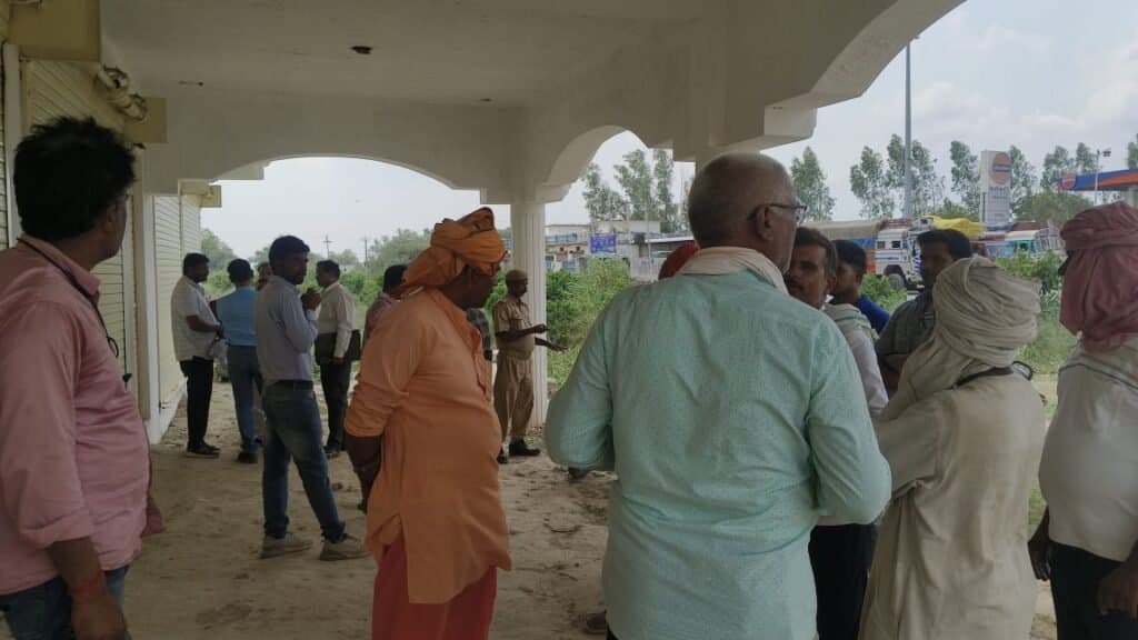 बिना मुआवजा दिए भूमि अधिग्रहण का आरोप
