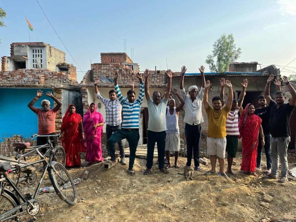 तोड़े जा रहे मकान के मुआवजा को लेकर ग्रामीणों का प्रदर्शन, सौंपा ज्ञापन
