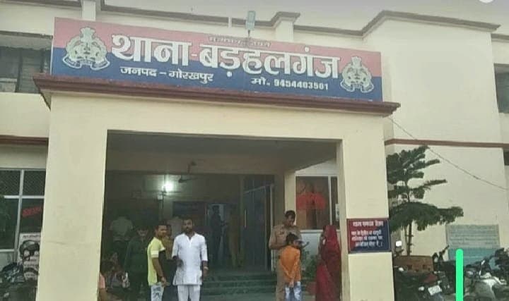 दरवाजे पर चढ़कर आधा दर्जन लोगों को मारा-पीटा,केस दर्ज