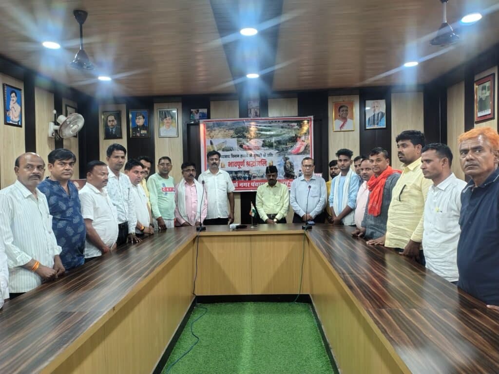 अहमदाबाद विमान दुर्घटना के मृतकों को दी श्रद्धांजलि