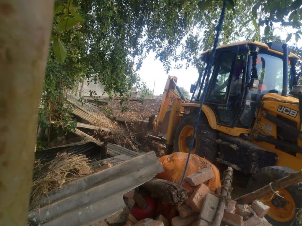 अवैध कब्जे पर तहसील प्रशासन का चला बुलडोजर