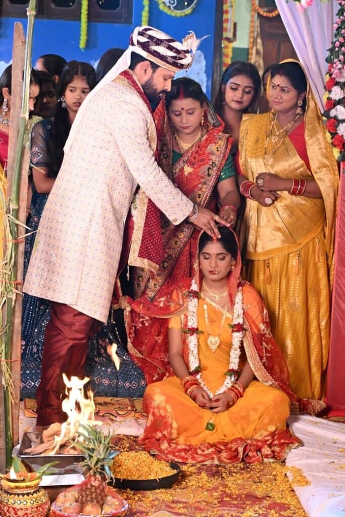 रितेश पांडे संग आस्था तिवारी के विवाह की फोटो वीडियो वायरल, धीरू यादव की ‘दसवीं पास दूल्हा’ के सेट पर हुई शादी
