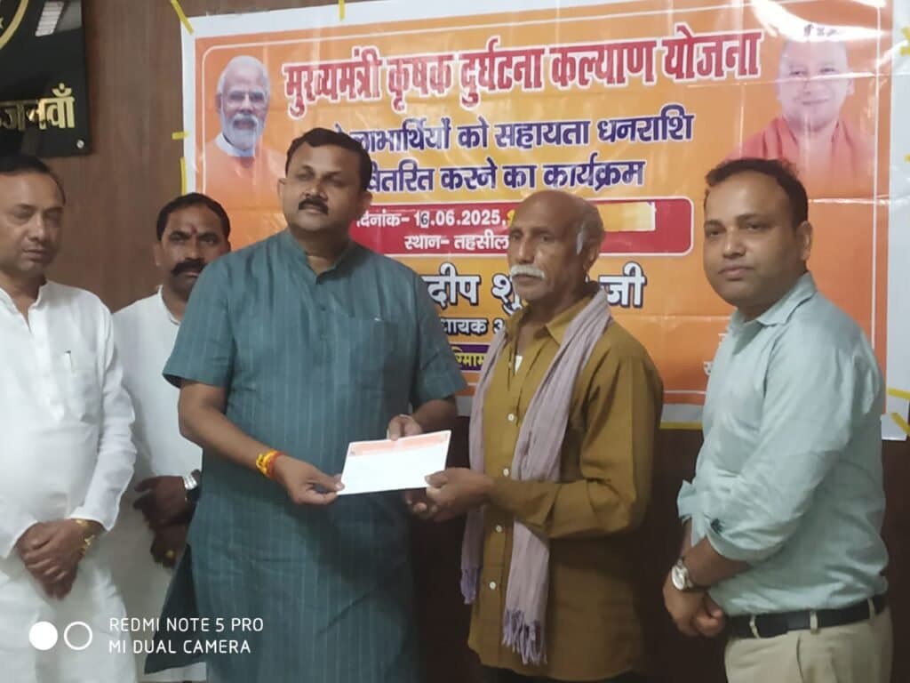 विधायक ने 61 दुर्घटना पीड़ितों में वितरित किए चेक