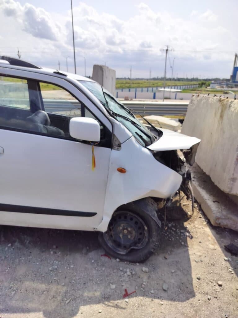 सड़क हादसे में कार चालक की मौत दो बच्चे की हालत चिंता जनक