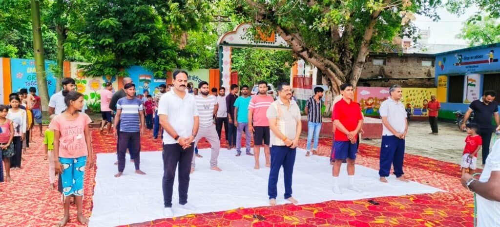 11वें अंतरराष्ट्रीय विश्व योग दिवस पर अमृत सरोवर सरया तिवारी में हुआ सामूहिक योग