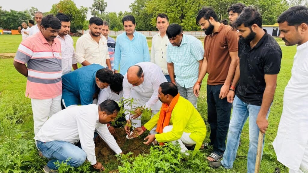 किसान मोर्चा के प्रदेश अध्यक्ष ने वृक्षारोपण कर डॉ. श्यामा प्रसाद मुखर्जी को दी श्रद्धांजलि