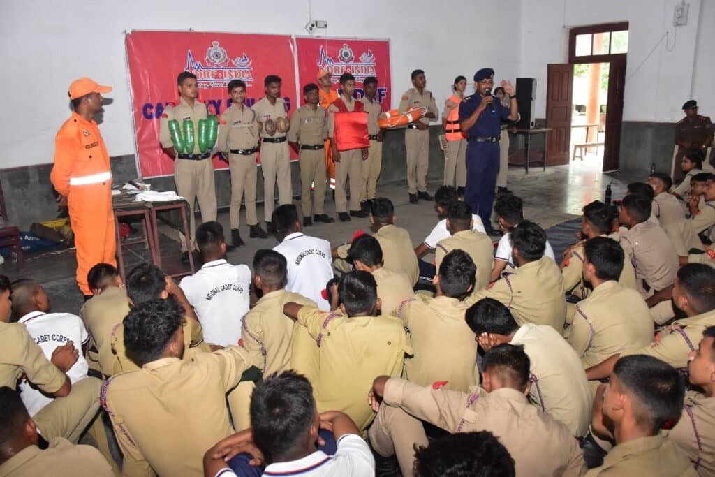 एनडीआरएफ एवं एनआईआईटी द्वारा एनसीसी कैडेट्स को शिविर में आपदा प्रबंधन एवं साइबर सुरक्षा पर दी गई जानकारी