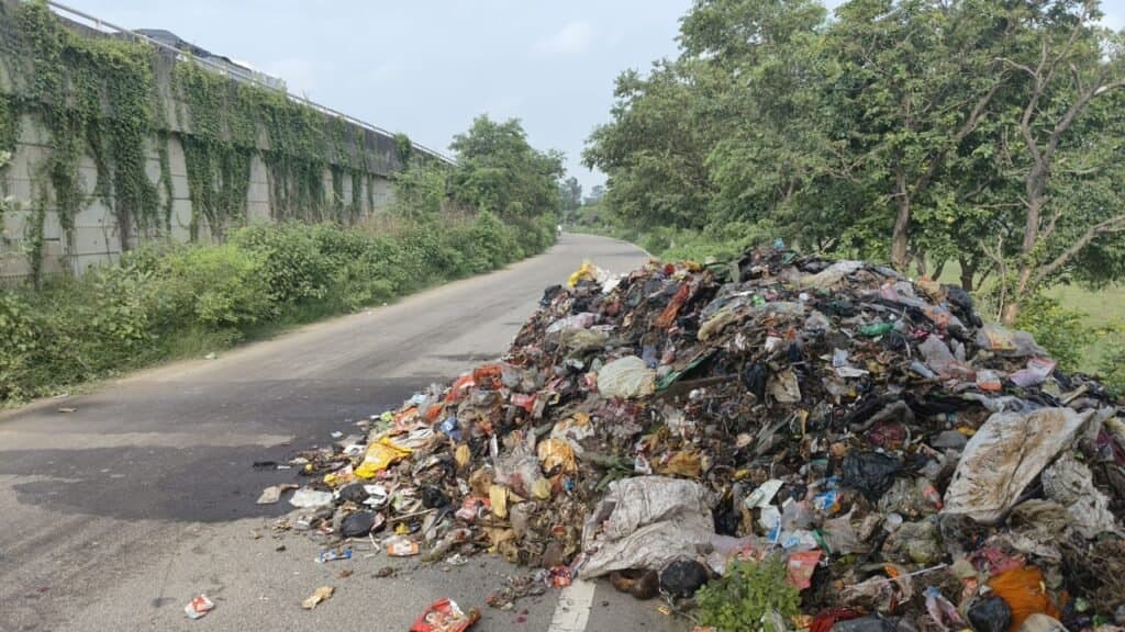 फोरलेन ओवरब्रिज के पास सर्विस लेन पर कचरा फेक जाने पर ग्रामीणों के आक्रोश