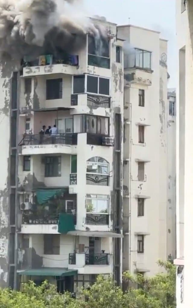बहुत दुखद खबर, द्वारका के सबद अपार्टमेंट में लगी थी आग,परिवार बालकनी से कूदा 3 मौत