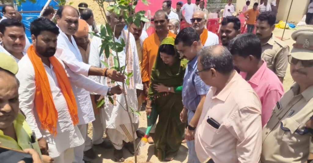 पर्यावरण को बचाना है तोवृक्षारोपण है सबसे जरूरी, स्वच्छता का भी रखें ध्यान