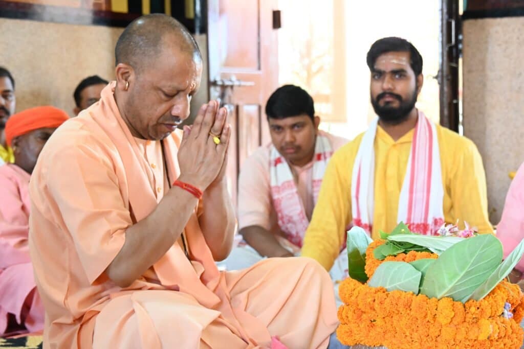 सीएम योगी के निर्देश पर शिव मंदिरों और यात्रा मार्ग पर चौकस निगाह