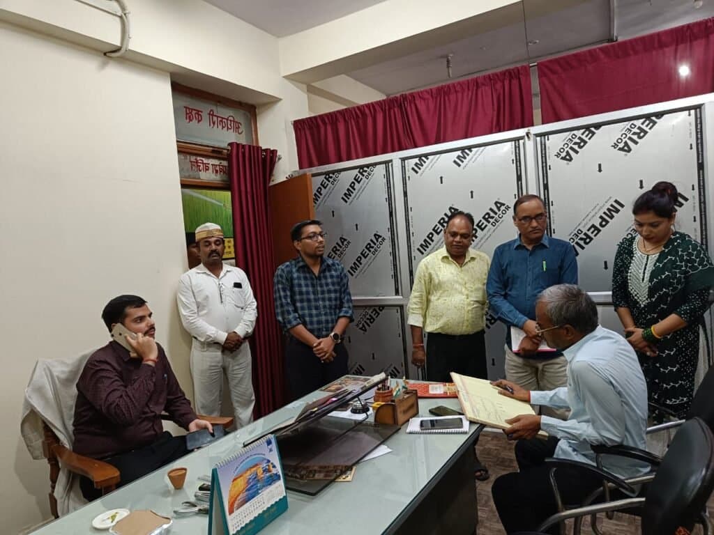 सीडीओ ने किया विकास भवन का औचक निरीक्षण, कई कर्मचारी अनुपस्थित
