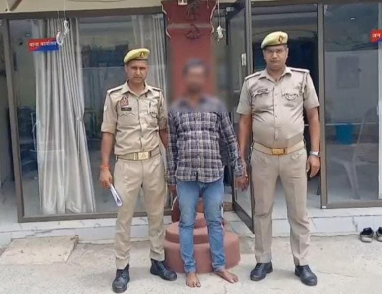 जल मिश्रित मदिरा की 62 अदद बोतलों , नकली 51,710 क्यूआर कोड, विभिन्न ब्राण्डो के कुल 30,136 नकली कैप्स व विभिन्न ब्राण्डो के कुल 14,602 नकली ढ़क्कनों के साथ 01 नफर अभियुक्त गिरफ्तार
