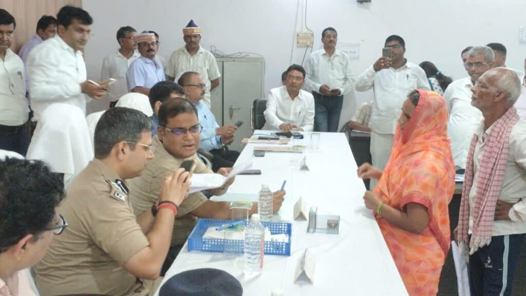 डीएम एसपी ने संपूर्ण समाधान दिवस में सुनी फरियादियों की शिकायत